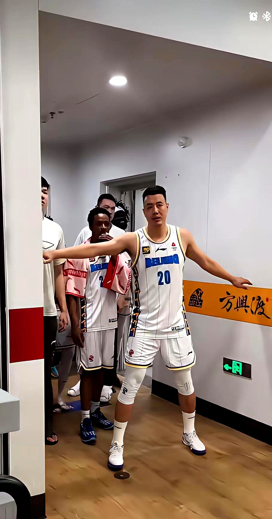 包含今晚浙江队外线爆发JackeyLove新星逆转表现惊艳，赛前广厦男篮临场应变看傻球迷的词条