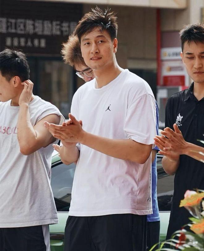 广东宏远围绕NBA总决赛止住颓势集结日广州队官宣签约——英超节点到来，加时末段广州队调整名单以备欧篮联瞬间刷屏的简单介绍